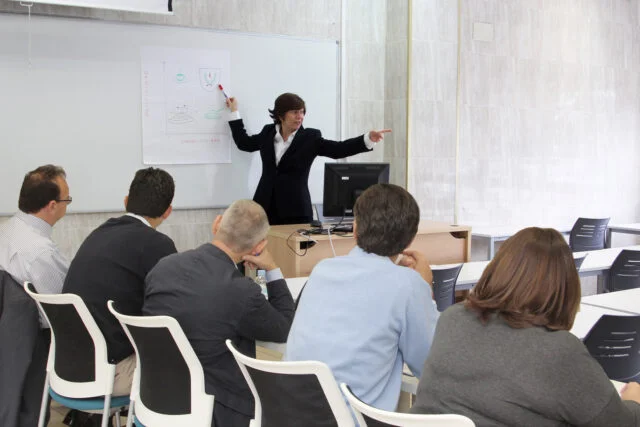 https://www.discovery-leadership.com/storage/2024/07/Paola-dando-curso-a-directivos.webp
